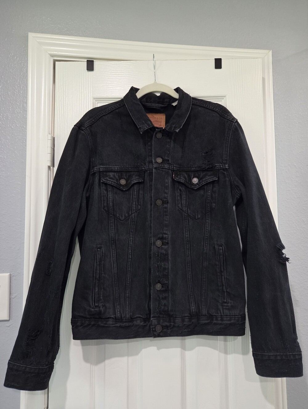 Size M Levi's Black Washed Denim Jacket - Button-Front Truckersize